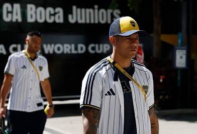 Todos los jugadores del plantel de Boca Juniors se deben presentar, el martes que viene, en el Predio de Ezeiza. Al chárter de esta noche pueden volver los que deseen hacerlo. 
-Marcos Rojo tiene decidido no hacerlo pero si no va, Boca puede iniciarle acciones judiciales.
-Miguel