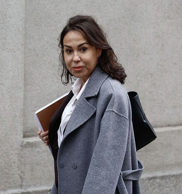 davidsantosvlog's tweet image. 🔴 Última hora | El marido de Isabel Pardo de Vera —cuñado de la periodista Ana Pardo de Vera— facturó 22 millones de euros vendiendo pisos de lujo en terrenos de Adif, mientras ella ocupaba el cargo de jefa de Construcción.