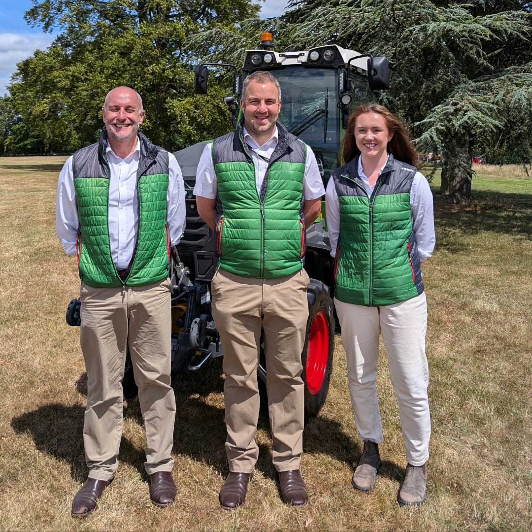 FarmersGuide's tweet image. Ant Risdon (l), Andy Davies (c), and Afrik McAvoy (r) of @Fendt_UKIreland been with machinery reporter Daniel Hodge, demonstrating the Fendt e107 V and e107 S tractors 🚜🔋
#farmersguide #newtractor #electrictractor #fendt #agco @AGCOcorp #vineyardtractor #machinery #ukfarming