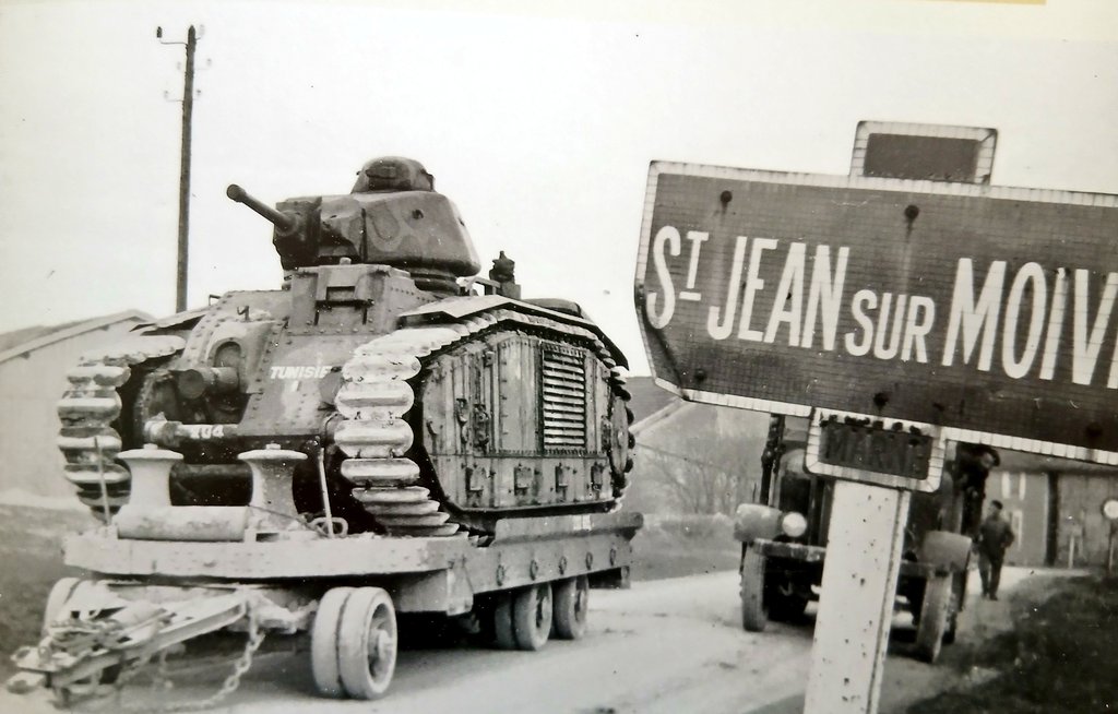 Le B1 Bis "Tunisie" sur sa remorque en mars 1940, le char embarque pour une révision en direction du parc de Mourmelon.