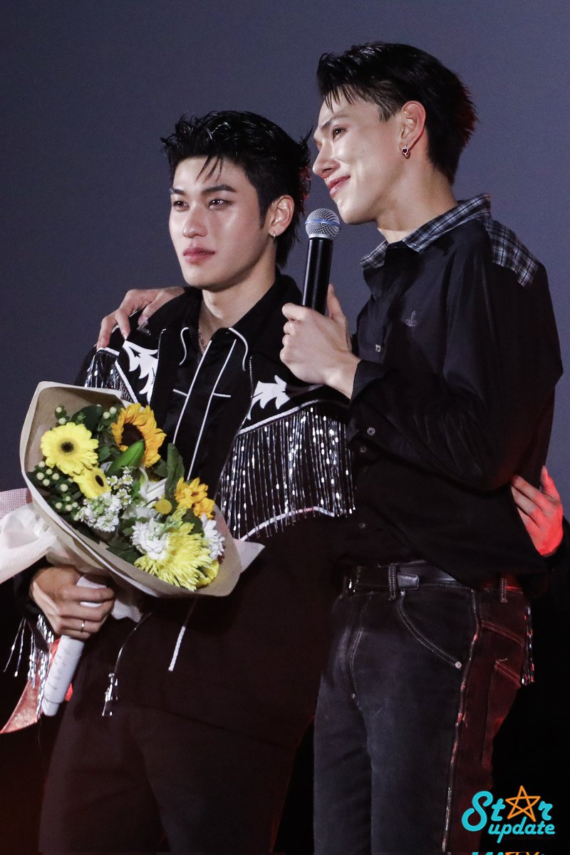 "พี่ต้าห์อู๋" หอบดอกไม้ช่อโตร่วมแสดงความยินดี "น้องออฟโรด" กับซิงเกิลล่าสุดเพลง 'แสร้ง'

ALL FAKE SHORT FILM
#OFFROADแสร้ง_PREMIERENIGHT
#OFFROAD_แสร้ง
#ออฟโรด #offroadKTP
#OFFROADNEWCHAPTER
#DaouOffroad #DAOU