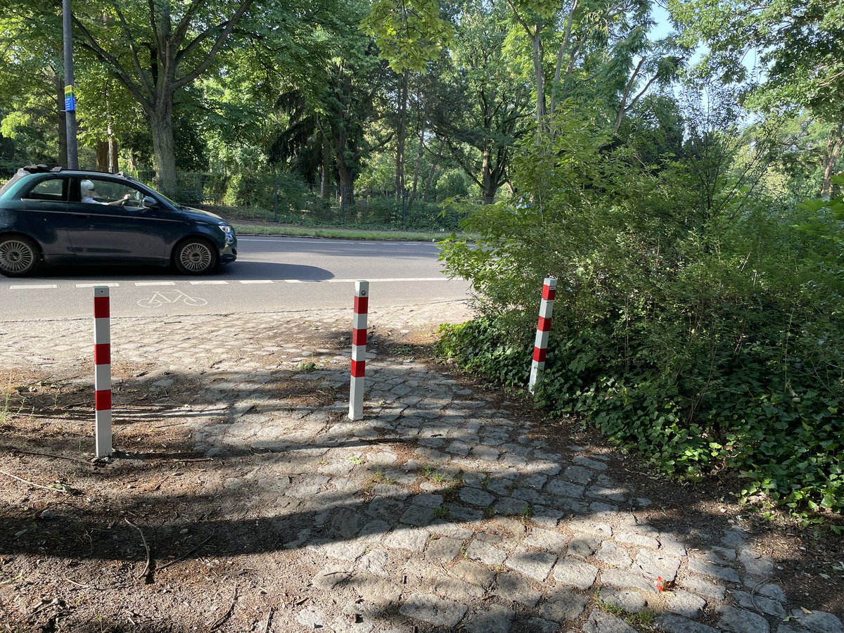 BikerPankow's tweet image. Endlich — nach jahrelangen Beschwerden macht @BA_Pankow die illegalen Zufahrten zum LSG #SchönholzerHeide für Autos dicht. Immer wieder waren Autos durch den Park gefahren, hatten Fußgänger und Radfahrer gefährdet und die Flora & Fauna beschädigt. #Pankow
