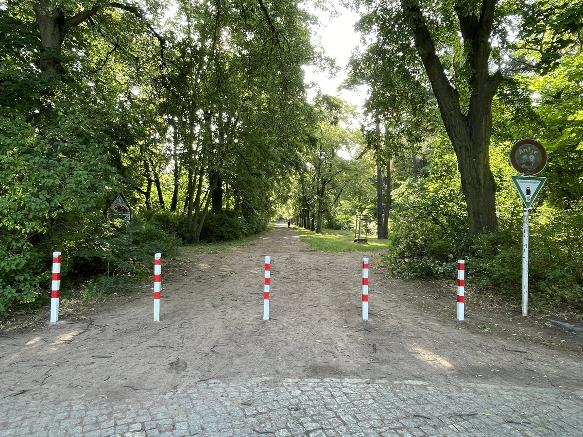 BikerPankow's tweet image. Endlich — nach jahrelangen Beschwerden macht @BA_Pankow die illegalen Zufahrten zum LSG #SchönholzerHeide für Autos dicht. Immer wieder waren Autos durch den Park gefahren, hatten Fußgänger und Radfahrer gefährdet und die Flora & Fauna beschädigt. #Pankow