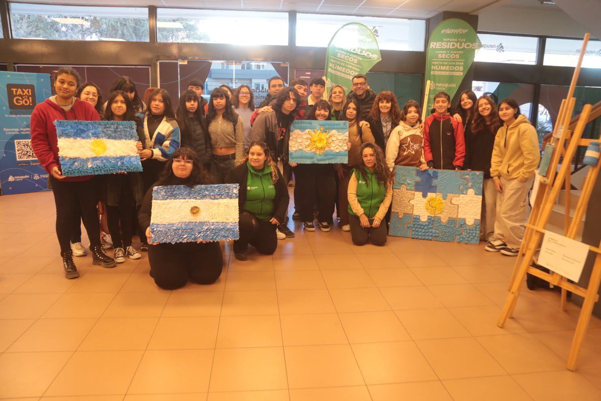 munineuquen's tweet photo. Seguimos #Separapeando 
¡Más de 3.700 estudiantes ya aprenden a separar residuos con #Separap! ♻️ Hoy, alumnos del CPEM 54 lucieron sus banderas recicladas en la Municipalidad. #CuidadoDelAmbiente https://t.co/4XCPGLncGh