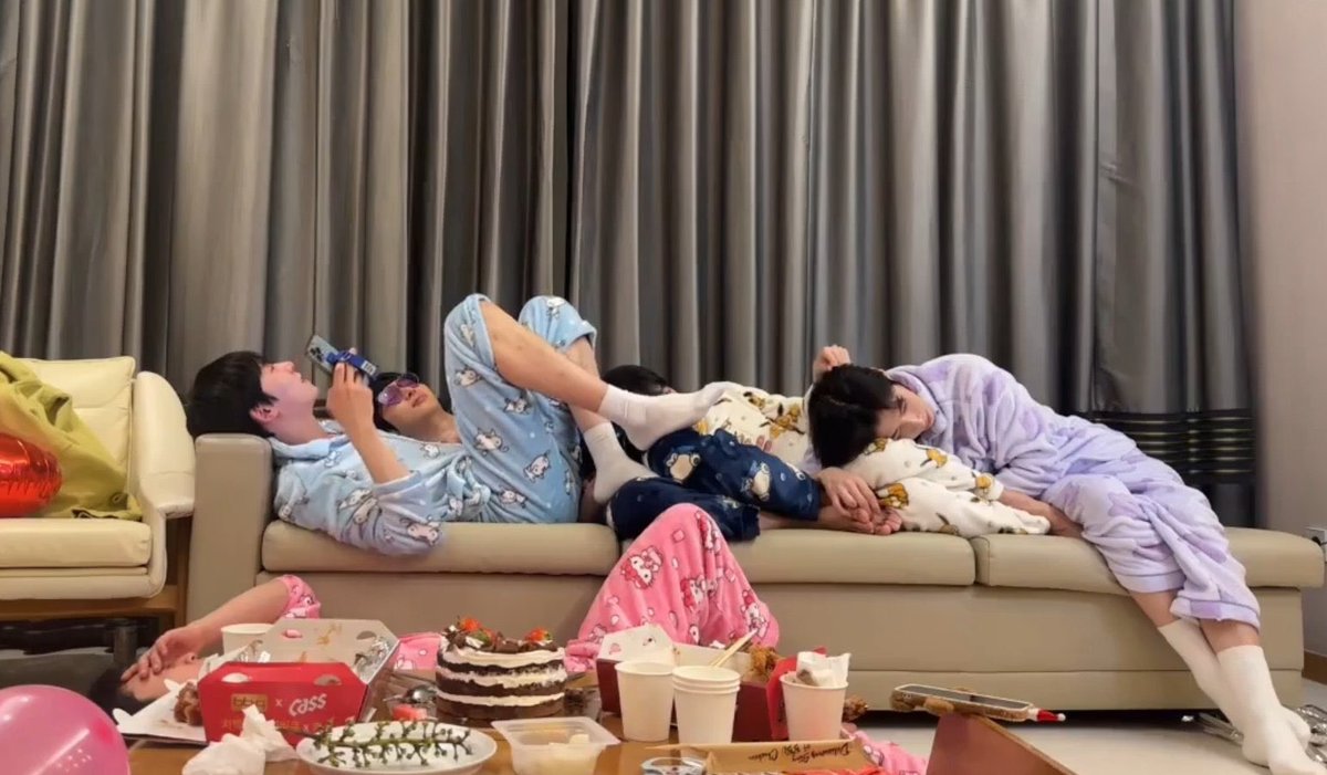 sondonqju's tweet photo. my favorite genre of oneus is when they pile on top of each other with zero personal space https://t.co/k8nhI9sPjd