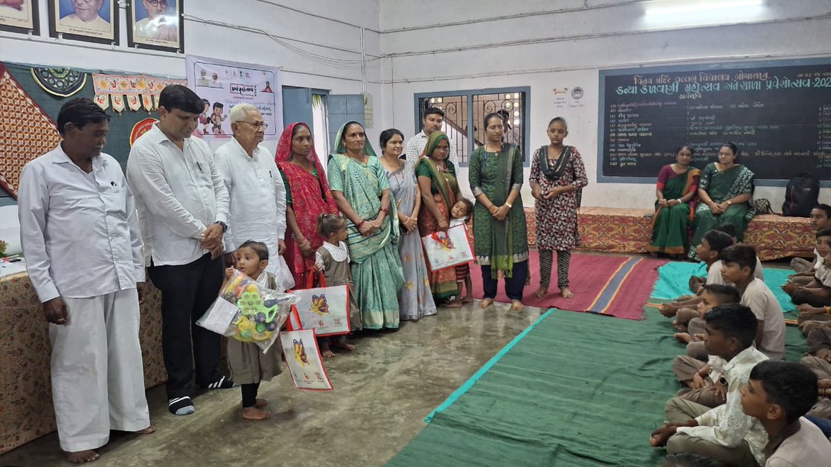 ધારાસભ્ય શ્રી કમલેશભાઈ પટેલ ની ઉપસ્થિતિ માં આંગણવાડી પ્રવેશોત્સવ 
ગામ : બોચાસણ 
સીમ વિસ્તાર 
શાળા.કુમાર શાળા ( ગ્રાન્ટેટ)
#aganvadipravetsov2025
#wcd
#poshanabhiyan