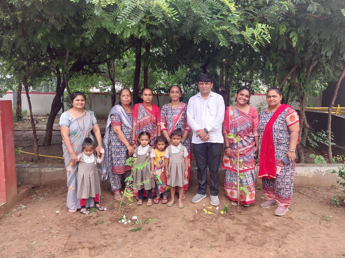 માન.ધારાસભ્યશ્રી કમલેશભાઇ પટેલ પેટલાદના અધ્યક્ષતામાં
આંગણવાડી પ્રવેશોત્સવ-૨૦૨૫-૨૬
ગામ - બોચાસણ
સ્થળ - પ્રાથમિક શાળા બોચાસણ..
#aganvadipravetostav2025 
#wcd #poshanabhiyan