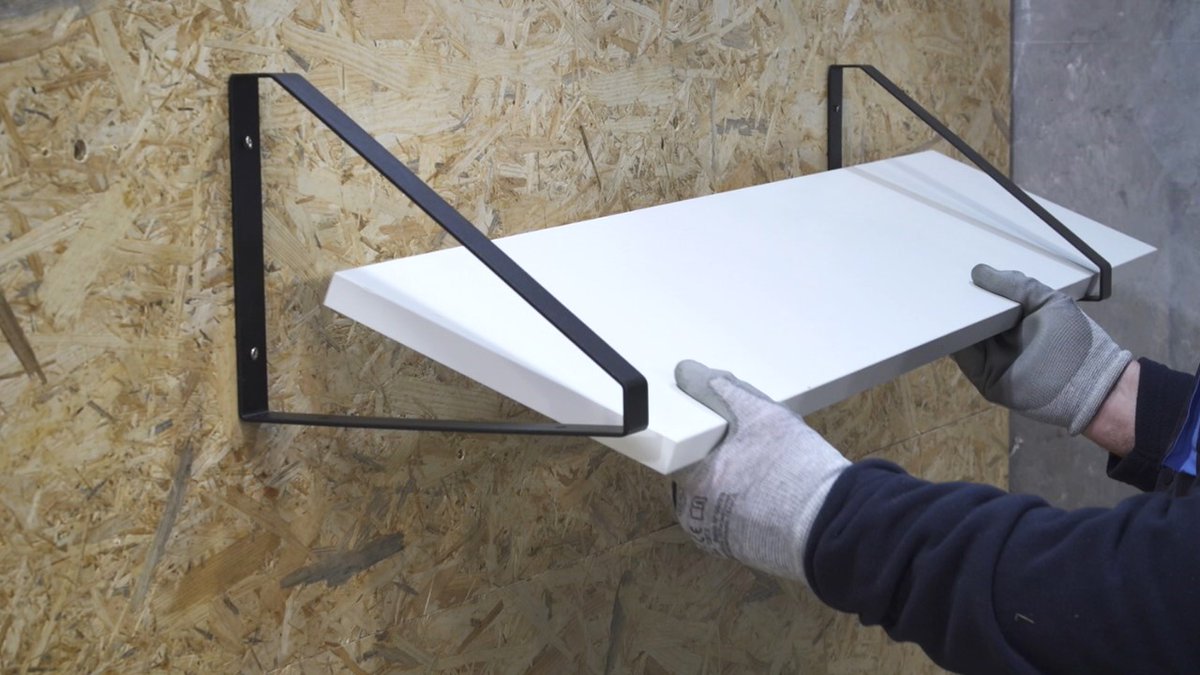 🖐 ¿Te encantan las baldas que flotan en las paredes, pero no sabes cómo se cuelgan? 😏

¡Es superfácil! 😮 ¡Te ayudamos! 😊

#Tutorial viernes en YouTube: fijar baldas con soportes decorativos y ocultos.

Con #soportesparabaldas <a href="/AMIG_ferreteria/">AMIG Ferretería</a>  y ropa trabajo #VelillaGroup.