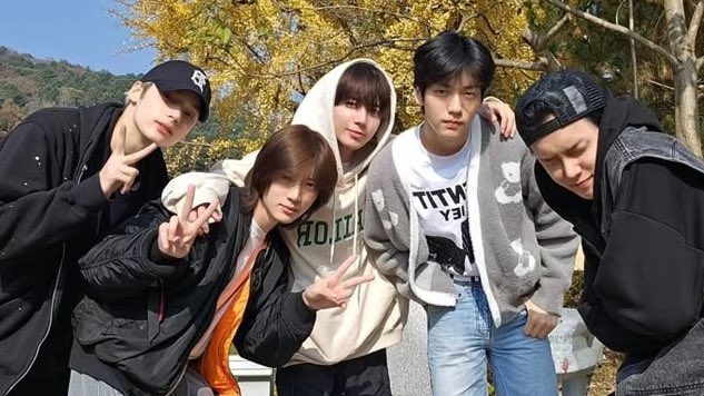 L0VELYBEOMIE's tweet photo. soobin saying he wants all five of them to be tomorrow x together for a long long time 🥹

OH OUR FIVE, I’LL BE YOUR MOA FOREVER 😭😭😭 https://t.co/AhzOTP8khU
