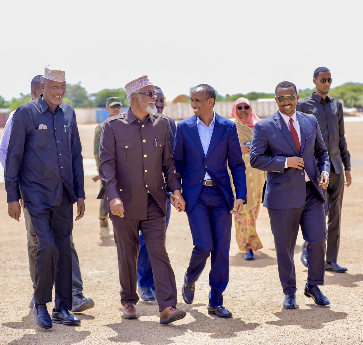 JSStatehouse's tweet image. Madaxweynaha Dowladda Jubaland, Mudane Axmed Maxamed Islaam, ayaa maanta dib ugu soo laabtay magaalada Kismaayo, kaddib safar shaqo oo uu maalmahan ku joogay magaalada Garowe, caasimadda Dowladda Puntland.
Safarka Madaxweynaha ayaa ku salaysnaa xoojinta iskaashiga labada…