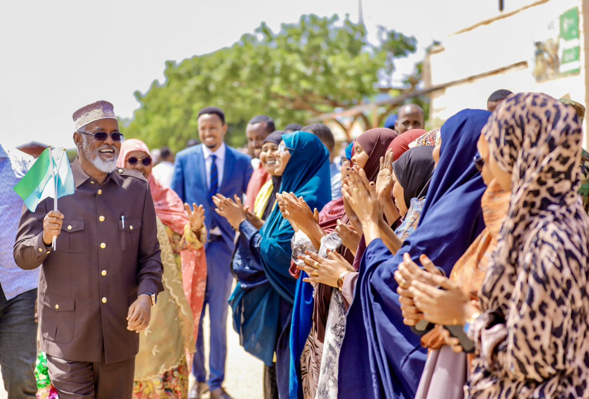 JSStatehouse's tweet image. Madaxweynaha Dowladda Jubaland, Mudane Axmed Maxamed Islaam, ayaa maanta dib ugu soo laabtay magaalada Kismaayo, kaddib safar shaqo oo uu maalmahan ku joogay magaalada Garowe, caasimadda Dowladda Puntland.
Safarka Madaxweynaha ayaa ku salaysnaa xoojinta iskaashiga labada…