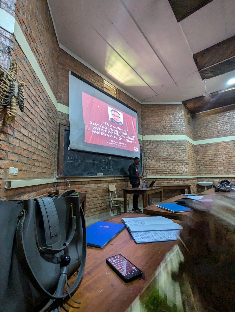 Retour en images sur notre session de *#45MinutesPhysio*🌟
Nous tenons à remercier chaleureusement les participants pour leur présence lors de notre session de 45 minutes sur les mécanismes Physiologiques de la vision. 
Ensemble nous avons plongé dans le mystère de la vision !!