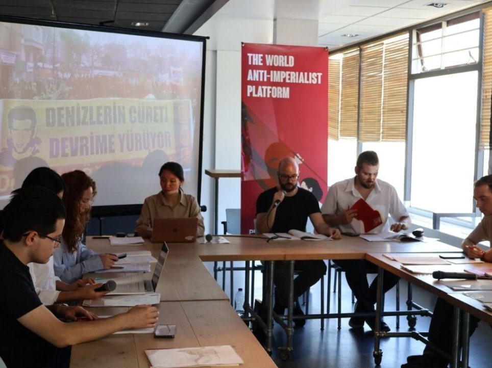 🌎 Dünya Anti-Emperyalist Gençlik Platformu'nun  Uluslararası Anti-Emperyalist Konferansı tamamlandı! 

18 Haziran'da Amsterdam'da Gençlik Platformu'nun 2. konferansı, "3. Dünya Savaşı ve Anti-Emperyalist Gençliğin Görevi" teması ile gerçekleşti. 
Uluslararası çapta 10'dan fazla