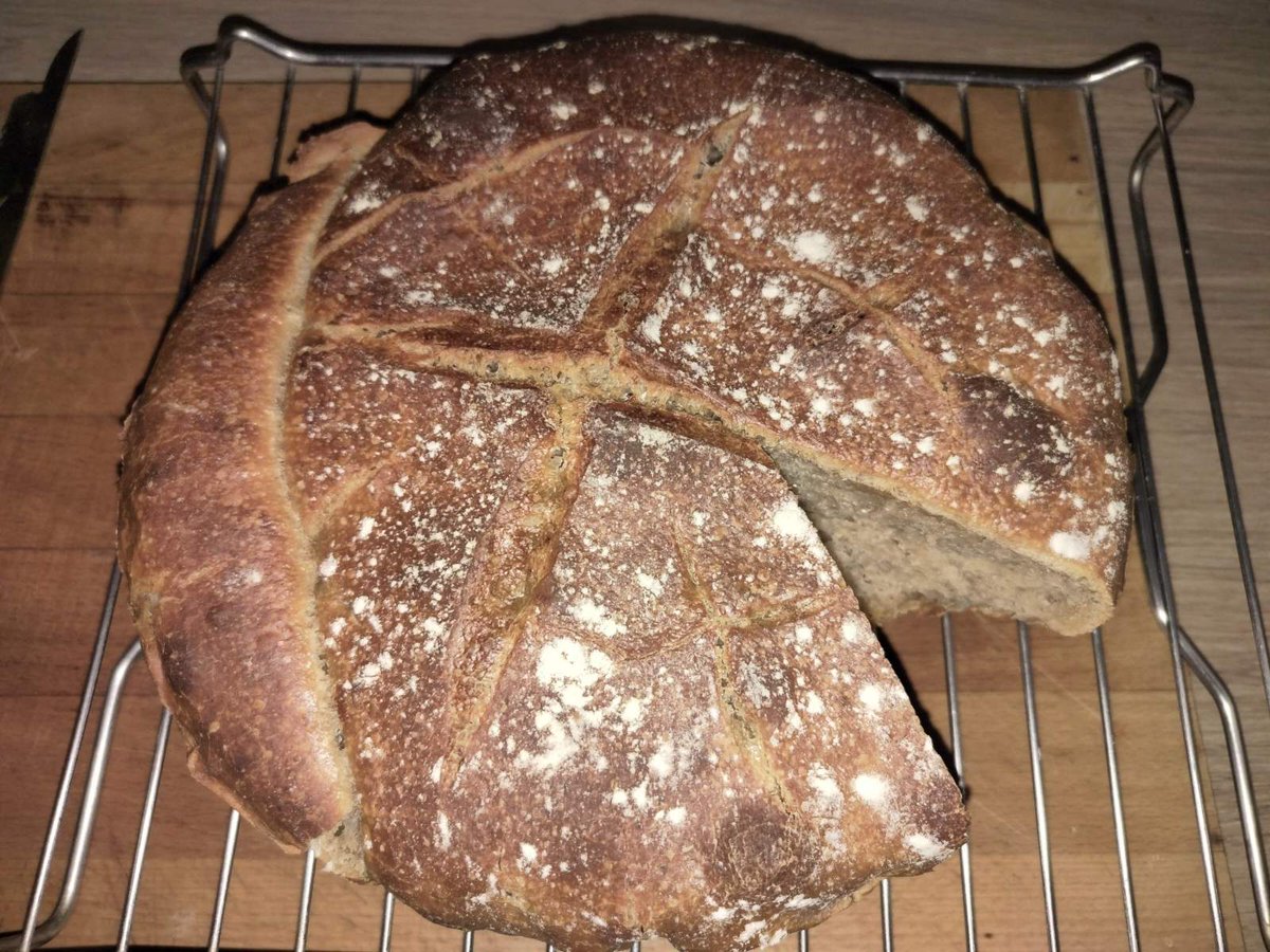 breadrecipesir's tweet photo. Bake your own bread people

350 gr. caputo 00 type
100 gr rye
50 gr whole wheat flour

350 gr water

and a handful of sourdough that has been fed with 2-3 spoons of flour 8-10 hours before https://t.co/V08gWtmMPV