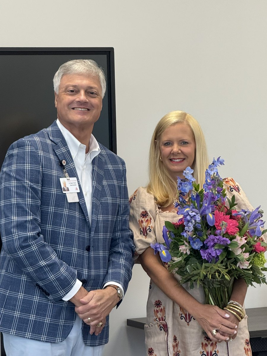 AlabasterSupt's tweet image. At today’s Principals Meeting, we honored Mrs. Michelle Brakefield, the outgoing principal of Meadow View Elementary School. She has accepted a new position with @AlabamaAchieves - and no doubt will soar!
We appreciate Mrs. Brakefield’s years of service to ACS!