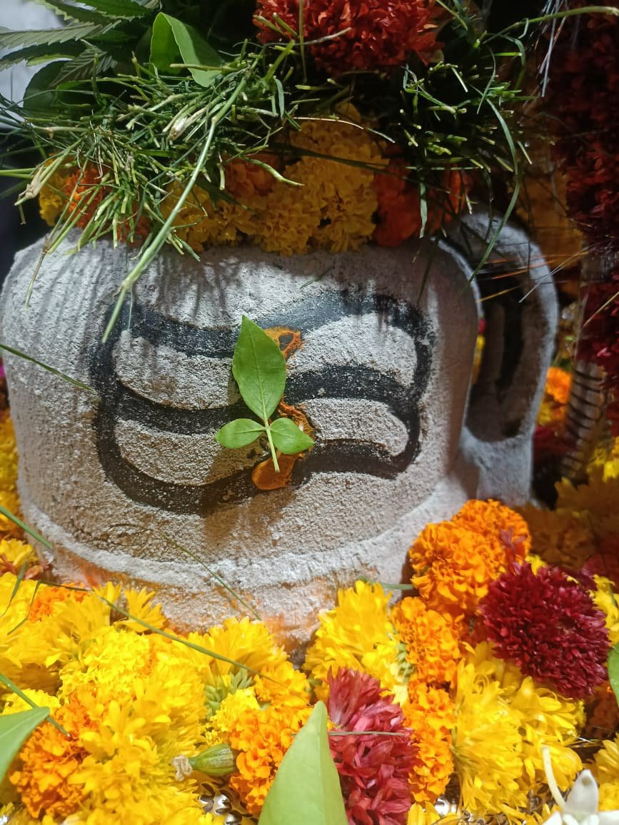 तिथि से डेट तक के जन्मदिवस पर आप सभी परिवारजनों ने जो असीम प्रेम और स्नेहिल भावों की निःसीम वर्षा की है. उसके ह्रदय अभिभूत है. आपका यह निश्वार्थ स्नेह हमारी थाती है. इस अवसर पर आप सभी को भरोसा दिलाता हूं अपने कार्यों से आपका सिर कभी नीचे नहीं होने दूंगा.....हर हर महादेव ❤️🙏🤗