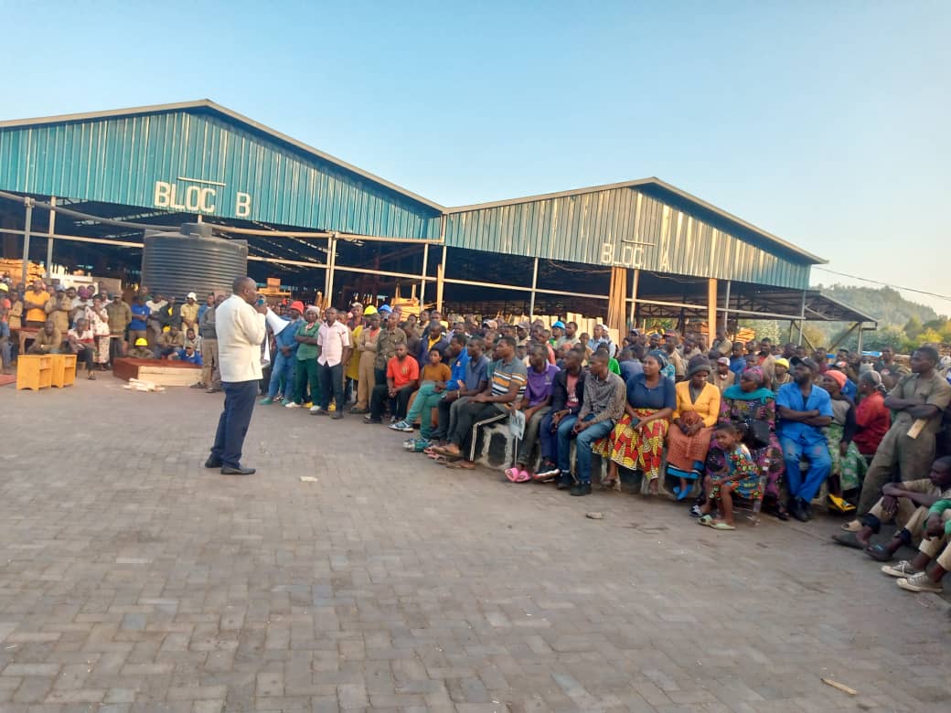 DrMbonimana's tweet photo. Kuri uyu munsi #Mpuzamahanga wo kurwanya #Ibiyobyabwenge, k'ubufatanya na @RBCRwanda twakomereje mu #Agakiriro ka @MusanzeDistrict . Hari #Urubyiruko 700. Nkoresheje #Megaphone nti murebe iki gishushanyo  nimutirinda
#Itabi #Urumogi,... ziririya #cercueil mubaza zirabategereje. https://t.co/igqtT2IMu1