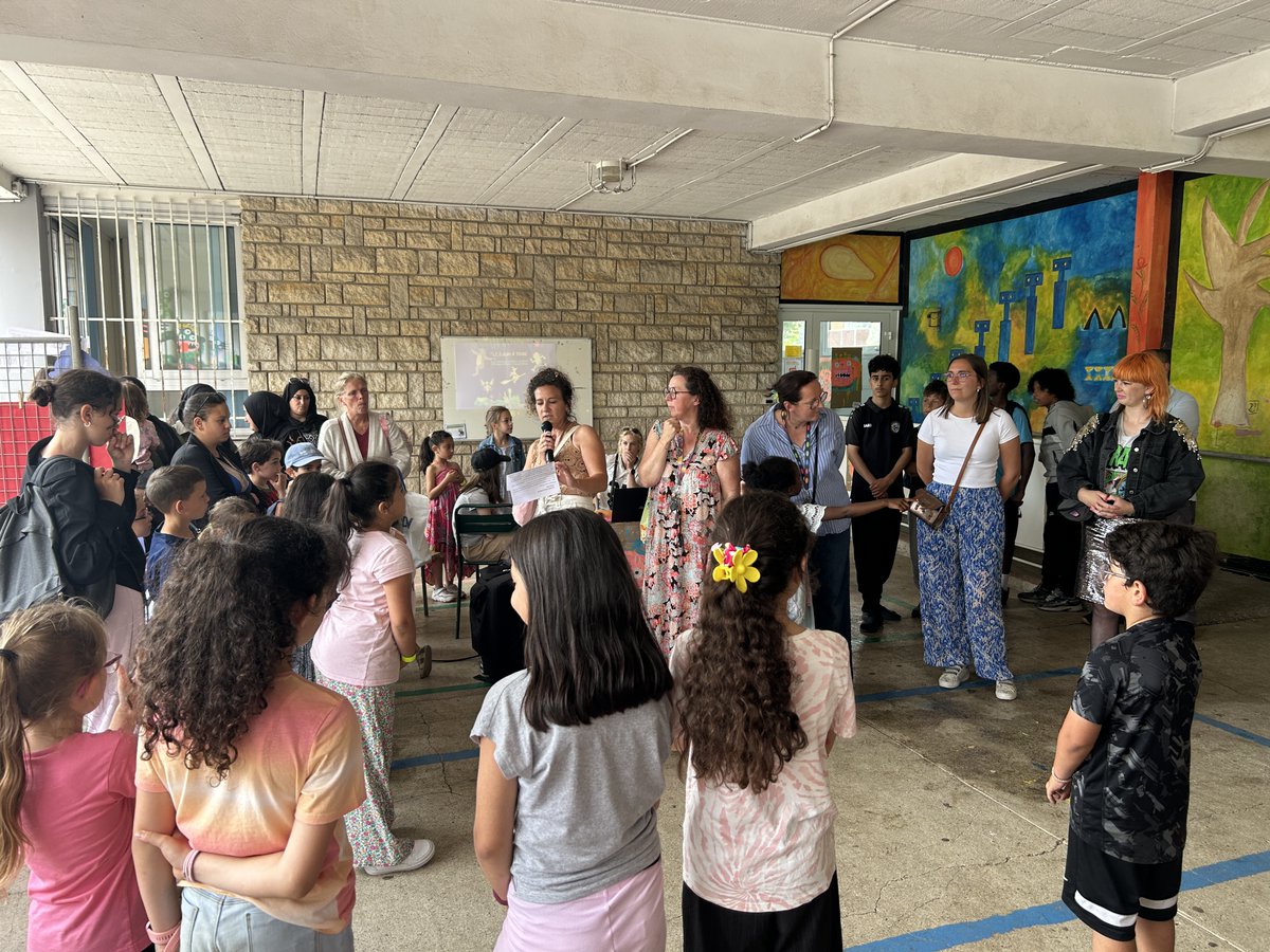 🎨 Une fresque, une année de travail, des élèves fiers : à l’école Voltaire Grands, le projet mené avec Pauline Duez a été inauguré mardi 24 juin en présence de @fleturque et Ahmed Souaf.
Un moment fort de la #CitéÉducative, à revivre en images ! 👇 #Arras
