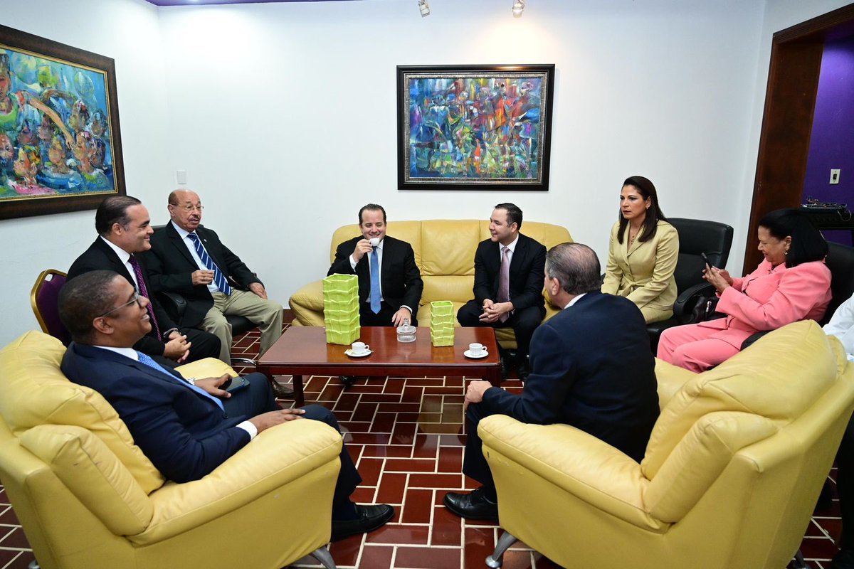 Mientras <a href="/DaniloMedina/">Danilo Medina</a> y @LuisAbinader sostienen su encuentro en la Casa Presidencial del <a href="/PLDenlinea/">PLD</a>, las comisiones acompañantes también conversan en un ambiente de respeto y apertura 🇩🇴

#DiálogoPorRD #CrisisHaitiana
#DIGICOMPLD⭐️