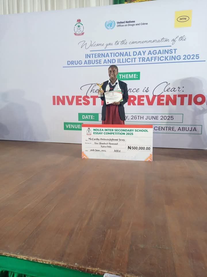 Congratulations to an Itsekiri daughter, McCarthy Oritsematosan Oritsetseyigbemi Jessy on her outstanding achievement as the overall winner of the NDLEA Inter-School Essay competition established by the Federal Government of Nigeria. She is proudly Warri and Itsekiri.