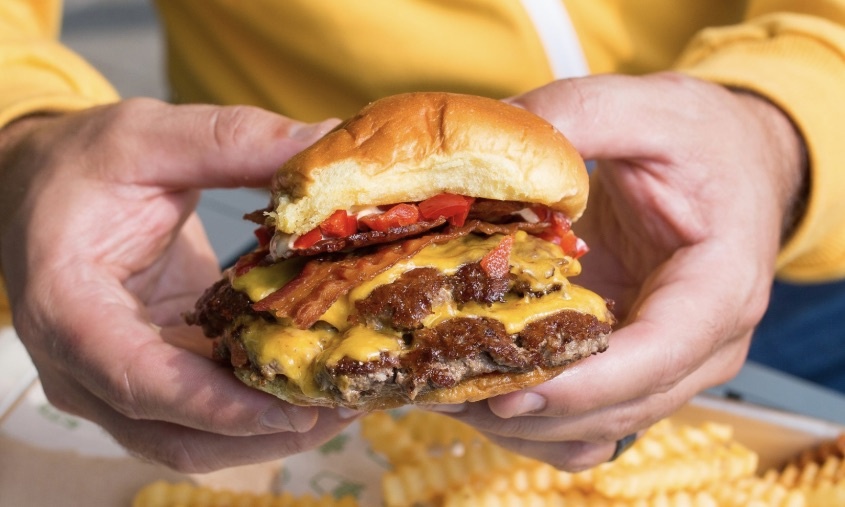 Ready, set, eat! 🍔 Shake Shack is officially open and ready to serve up delicious made-to-order burgers, sandwiches, and shakes. 

#LookUp -> ridgehill.com/dinings/shake-…