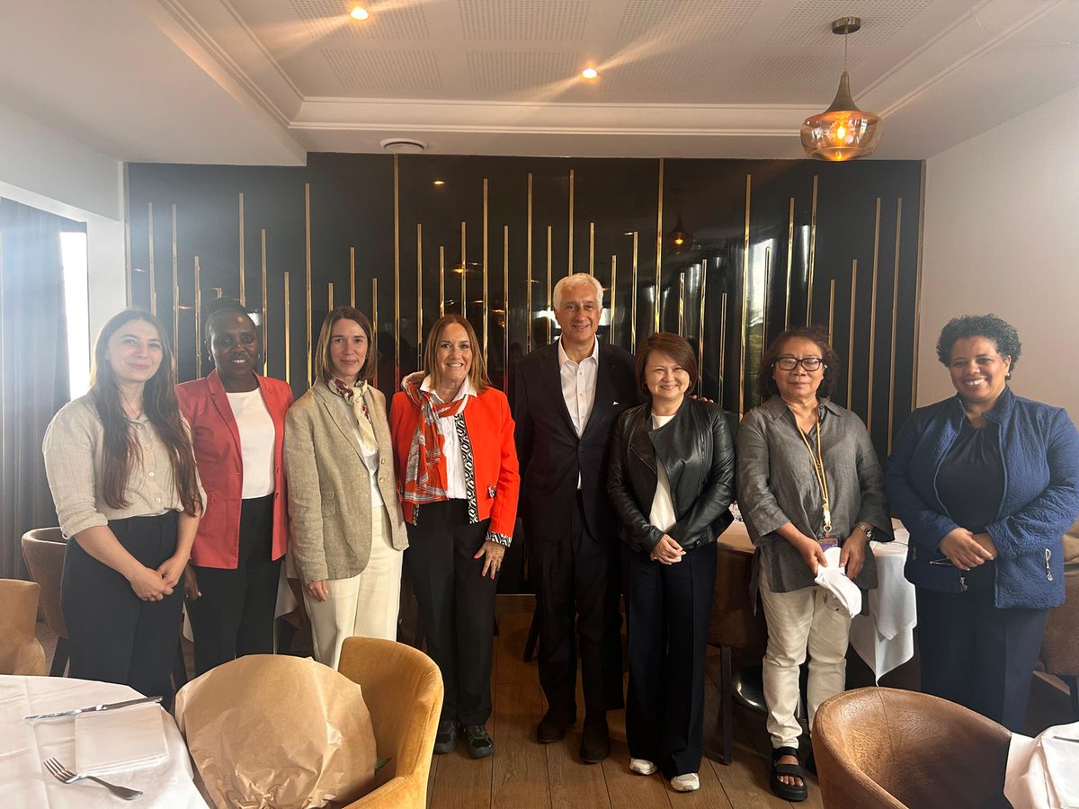 La emb. <a href="/filartigacyn/">Cynthia Filártiga Lacroix</a> junto con colegas de Brunei, Etiopía, Kenia y Singapur visitaron el <a href="/marchederungis/">Marché de Rungis</a> -el más grande del mundo- y fueron recibidas por el CEO Stéphane Layani para explorar posibilidades de mayores intercambios comerciales y de cooperación.