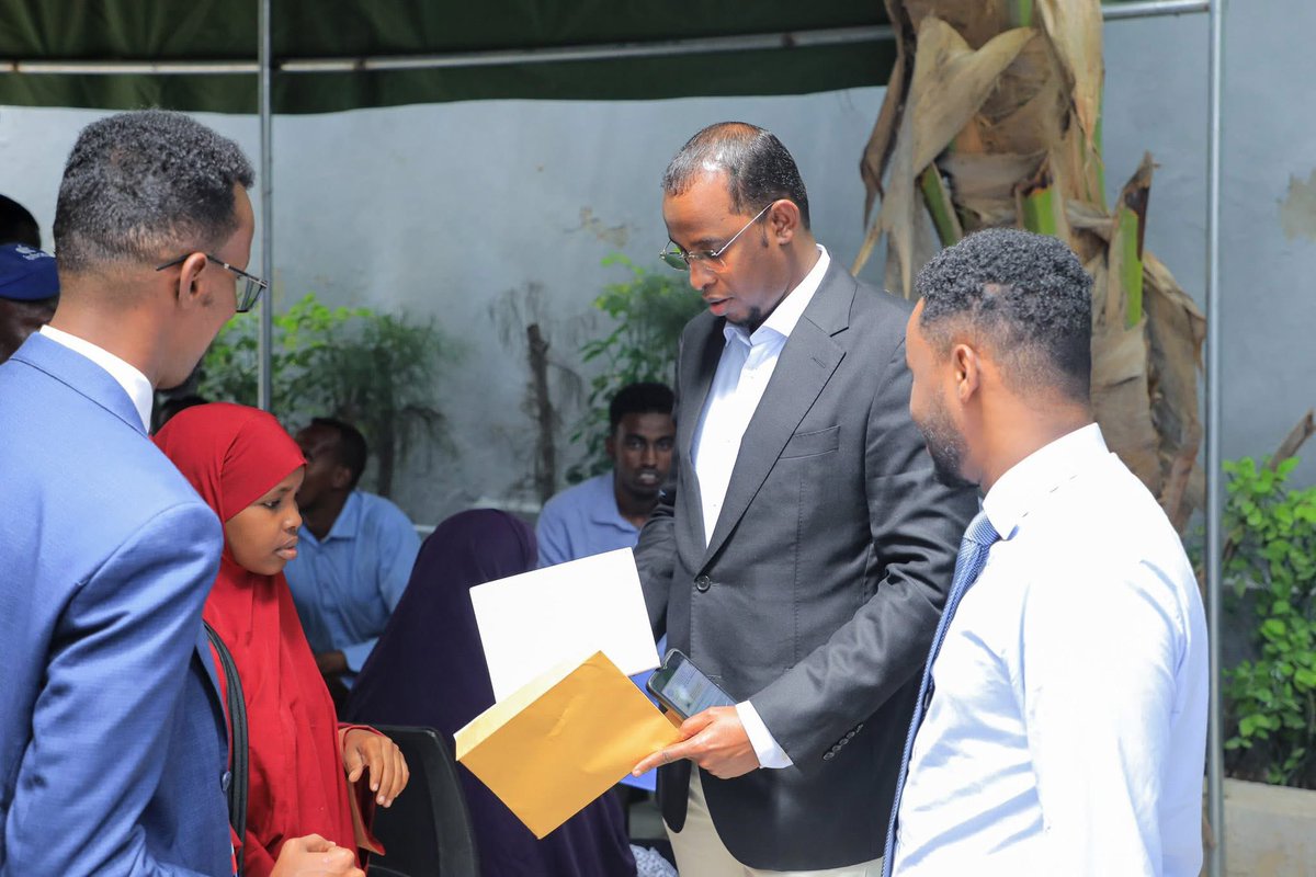 Mohamedjuuni's tweet photo. On the first day of National Independence Week, I had the privilege of accompanying our DG on a visit to some registration points in Mogadishu.
We appreciate our Registration Officers, who chose to dedicate their holiday in service to the nation.
#OnepersonOneID
@NIRASomalia https://t.co/NIyVfCQ2Jy