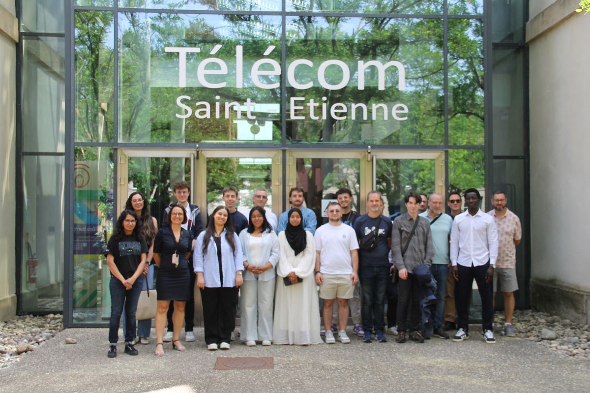 🎓 Aliou est en alternance chez nous : diplôme d’ingénieur en Data Engineering à Télécom Saint-Etienne, et il bosse dur pour valider sa première année.
À tel point que notre directeur a fait le déplacement jusqu’à Saint-Étienne pour assister à sa soutenance ! 💼🚄
