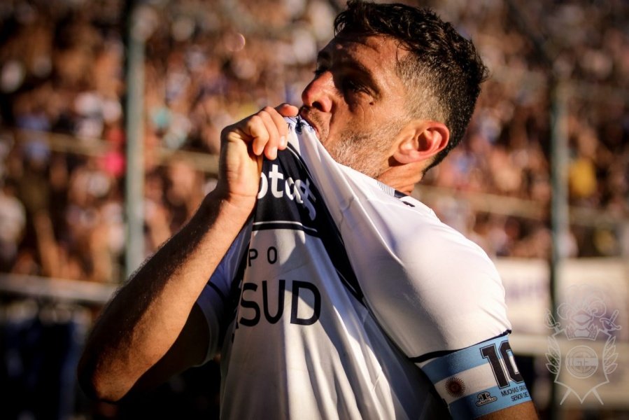 #GELP Pasan los años, pasan los dirigentes, pasan los jugadores, pasan los mercados.. cada dia más GRANDE la imágen del último capitán. El único que supo como, donde y CUANDO. El resto habla, vende humo o hasta no atiende el teléfono. 🐺