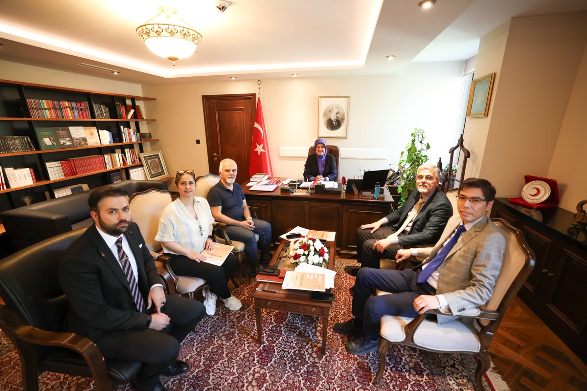 T.C. Cumhurbaşkanlığı Yerel Yönetim ve Afet Politikaları Kurulu Başkan Vekili ve Kızılay Başkanımız Sayın Prof. Dr. Fatma Meriç YILMAZ'a misafirperverlikleri, kıymetli sohbeti ve 7. Uluslararası Dirençlilik Kongremize sunmuş olduğu desteklerden ötürü gönülden teşekkürlerimi arz