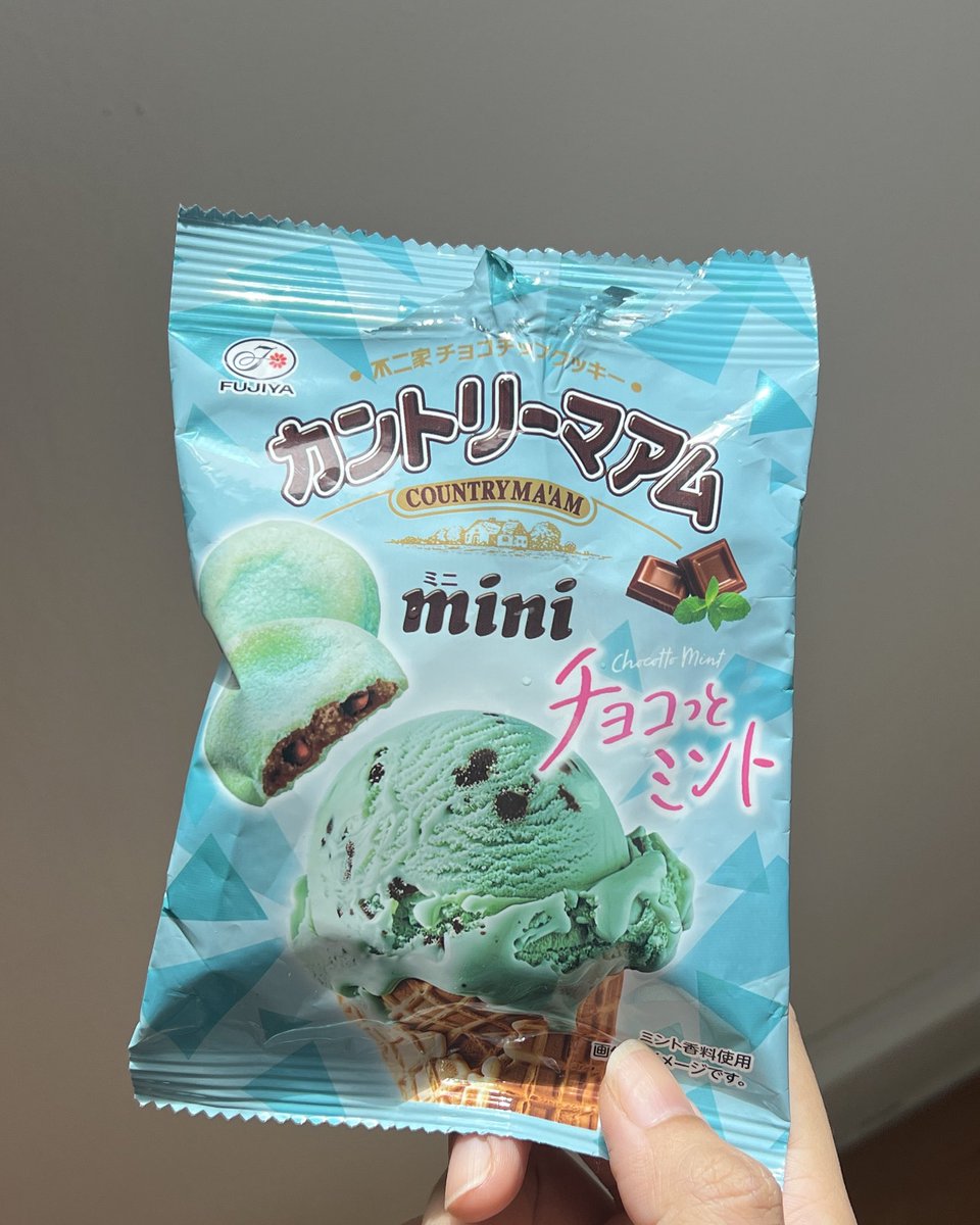 ling_wrsc's tweet photo. มาแปะรีวิวคุกกี้มิ้นช็อคเพิ่มอีกแบรนด์ อันนี้ซื้อจาก family mart มา ส่วนตัวว่าไม่อร่อย แล้วกลิ่นมิ้นติดไปทางยาสีฟันนิดๆ https://t.co/ZfVL8Zrkks