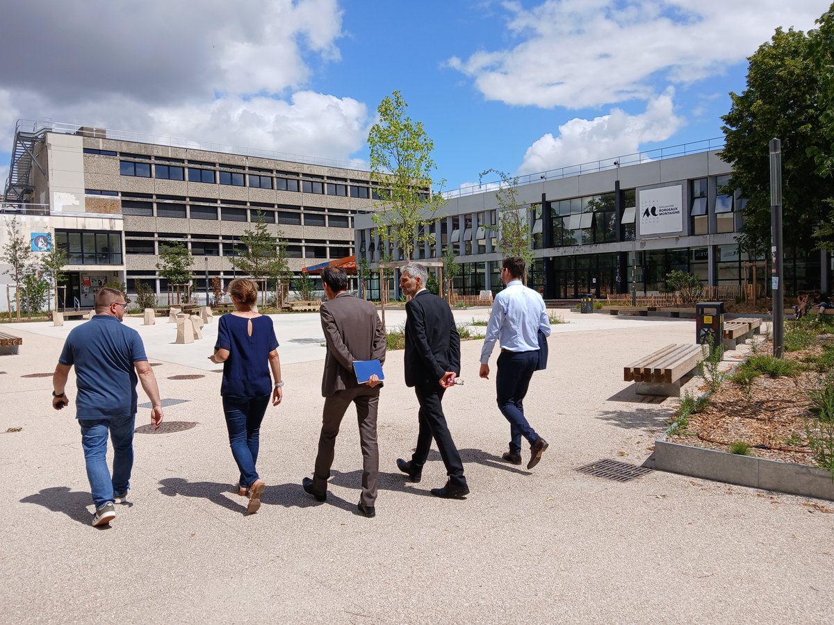 RANouvAquitaine's tweet photo. Emmanuel Roux, nouveau recteur délégué à l'ESRI de la @RANouvAquitaine, s’est rendu à @UBMontaigne pour rencontrer la présidence et découvrir différents espaces de recherche et de médiation scientifique :
🌍GeoDock
🗿La Maison de l'archéologie
📚La bibliothèque Rigoberta Menchú https://t.co/tLCiAuWnpR