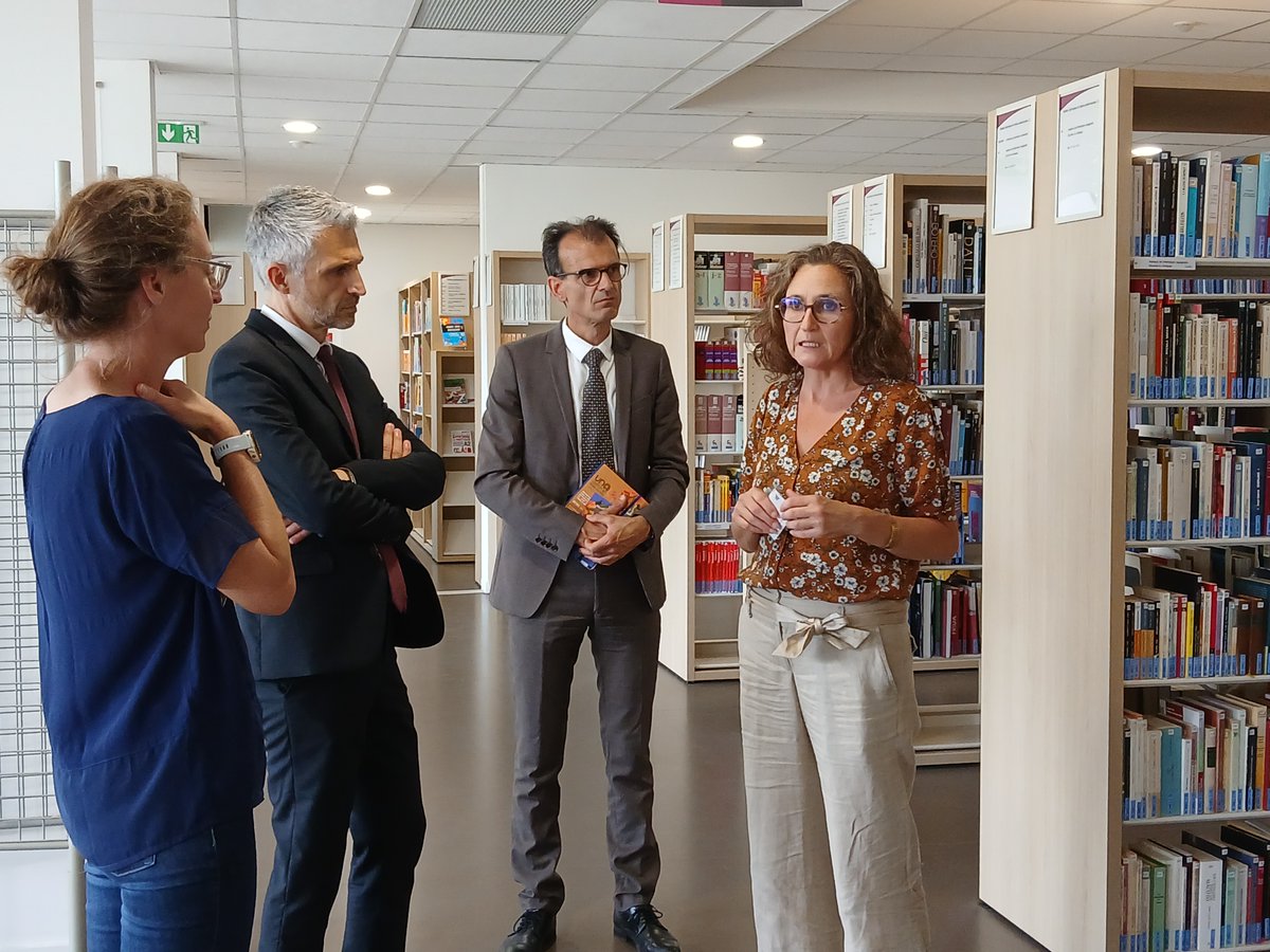 RANouvAquitaine's tweet photo. Emmanuel Roux, nouveau recteur délégué à l'ESRI de la @RANouvAquitaine, s’est rendu à @UBMontaigne pour rencontrer la présidence et découvrir différents espaces de recherche et de médiation scientifique :
🌍GeoDock
🗿La Maison de l'archéologie
📚La bibliothèque Rigoberta Menchú https://t.co/tLCiAuWnpR
