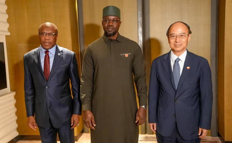KiliFeuu's tweet photo. 📌Renforcement de la coopération sino-sénégalaise : Projets et Partenariats en cours🇨🇳🤝🇸🇳

Lors d’une mission en Chine, plusieurs accords ont été conclus ou amorcés entre le Sénégal et des partenaires chinois :
•Technologie & JOJ 2026 : Partenariat avec Alibaba pour soutenir l’organisation des Jeux Olympiques de la Jeunesse Dakar 2026 via des solutions numériques, la formation de jeunes, et la promotion de produits locaux en e-commerce.
•Infrastructures : Renforcement de la collaboration avec CCCC pour finaliser et étendre l’autoroute Ila Touba, et lancer de nouveaux projets dans les transports, l’énergie et l’urbanisme.
•Logistique et Ports : Visite du port intelligent de Tianjin en vue de moderniser le Port de Ndayane, avec pour objectif l’automatisation et le développement de l’économie bleue.
•Forum économique à Hangzhou : Rencontres entre PME sénégalaises et investisseurs chinois, avec des engagements dans l’agro-industrie, le solaire, le textile, et la transformation locale.
•Éducation et Formation : Accords avec universités chinoises pour des bourses, stages et création de centres de formation technique au Sénégal.
•Financements : Discussions avancées sur des financements chinois (prêts concessionnels et investissements directs) dans les secteurs clés : énergie verte, agriculture irriguée, logements sociaux.

Objectif global 
Renforcer une coopération stratégique avec la Chine autour du transfert de compétences, de l’industrialisation, de l’emploi des jeunes et de la souveraineté économique.🇸🇳🇨🇳