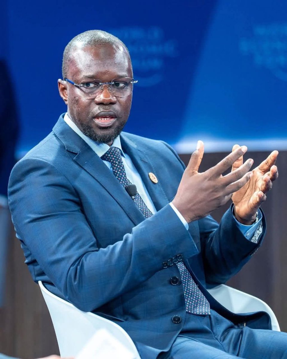 KiliFeuu's tweet photo. 📌Renforcement de la coopération sino-sénégalaise : Projets et Partenariats en cours🇨🇳🤝🇸🇳

Lors d’une mission en Chine, plusieurs accords ont été conclus ou amorcés entre le Sénégal et des partenaires chinois :
•Technologie & JOJ 2026 : Partenariat avec Alibaba pour soutenir l’organisation des Jeux Olympiques de la Jeunesse Dakar 2026 via des solutions numériques, la formation de jeunes, et la promotion de produits locaux en e-commerce.
•Infrastructures : Renforcement de la collaboration avec CCCC pour finaliser et étendre l’autoroute Ila Touba, et lancer de nouveaux projets dans les transports, l’énergie et l’urbanisme.
•Logistique et Ports : Visite du port intelligent de Tianjin en vue de moderniser le Port de Ndayane, avec pour objectif l’automatisation et le développement de l’économie bleue.
•Forum économique à Hangzhou : Rencontres entre PME sénégalaises et investisseurs chinois, avec des engagements dans l’agro-industrie, le solaire, le textile, et la transformation locale.
•Éducation et Formation : Accords avec universités chinoises pour des bourses, stages et création de centres de formation technique au Sénégal.
•Financements : Discussions avancées sur des financements chinois (prêts concessionnels et investissements directs) dans les secteurs clés : énergie verte, agriculture irriguée, logements sociaux.

Objectif global 
Renforcer une coopération stratégique avec la Chine autour du transfert de compétences, de l’industrialisation, de l’emploi des jeunes et de la souveraineté économique.🇸🇳🇨🇳