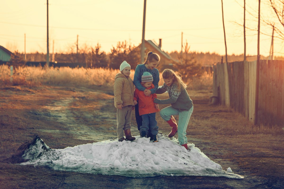At least 60 minutes of physical activity a day helps older children and adolescents grow strong bones AND perform well in school. Here are ways to incorporate more movement into your family's routine: rebrand.ly/wmw9n1t #kidseatright #NationalGreatOutdoorsMonth #eatrightPRO