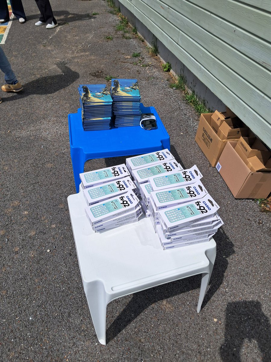 Olivier Petit (@olivierpetit02) on Twitter photo #éducation La cérémonie de fin d’école primaire organisée par les enseignants de l’école Gaston Costeaux de Braine a été couplée avec la distrib. du livre de l’été. Les élèves sont répartis avec une calcultrice, un livre "l’odyssée d’Homère". Merci à l’assoc. parents <a href="/DSDEN_Aisne/">DSDEN de l'Aisne</a> #éducation La cérémonie de fin d’école primaire organisée par les enseignants de l’école Gaston Costeaux de Braine a été couplée avec la distrib. du livre de l’été. Les élèves sont répartis avec une calcultrice, un livre "l’odyssée d’Homère". Merci à l’assoc. parents <a href="/DSDEN_Aisne/">DSDEN de l'Aisne</a>