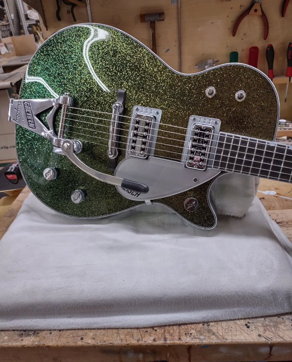 GretschUSA's tweet photo. Get a closer look at “Scarab Sparkle,” a one-of-a-kind Custom Shop build by Master Builder Chad Hendrichson. Learn more about the Gretsch Custom Shop here: https://t.co/8v0a4mtUkM https://t.co/Eo8RYKgZSc
