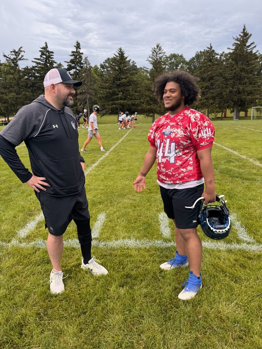 ShrinersChicago's tweet image. After surgery for a broken femur, Jayden came to @ShrinersChicago for physical therapy. He went on to earn a college football scholarship. Jayden and his family caught up with High School On SI before the big game day. si.com/high-school/il….