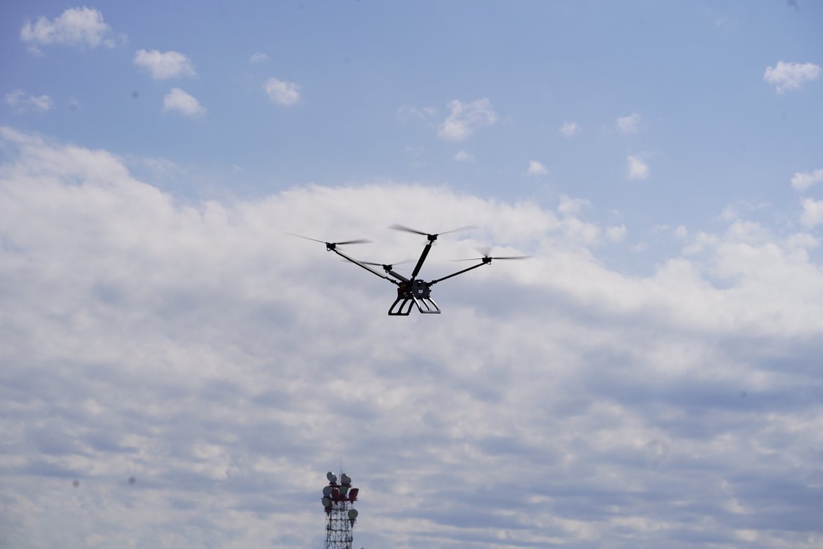 TheGrandFarm's tweet image. Drones like SiFly's Q12 model are bridging the gap between farms and tech 🚁 Earlier this month, a live demo at the Innovation Campus showed how this drone supports ag, utilities, surveying & more, bringing real-time insights straight to the field!
