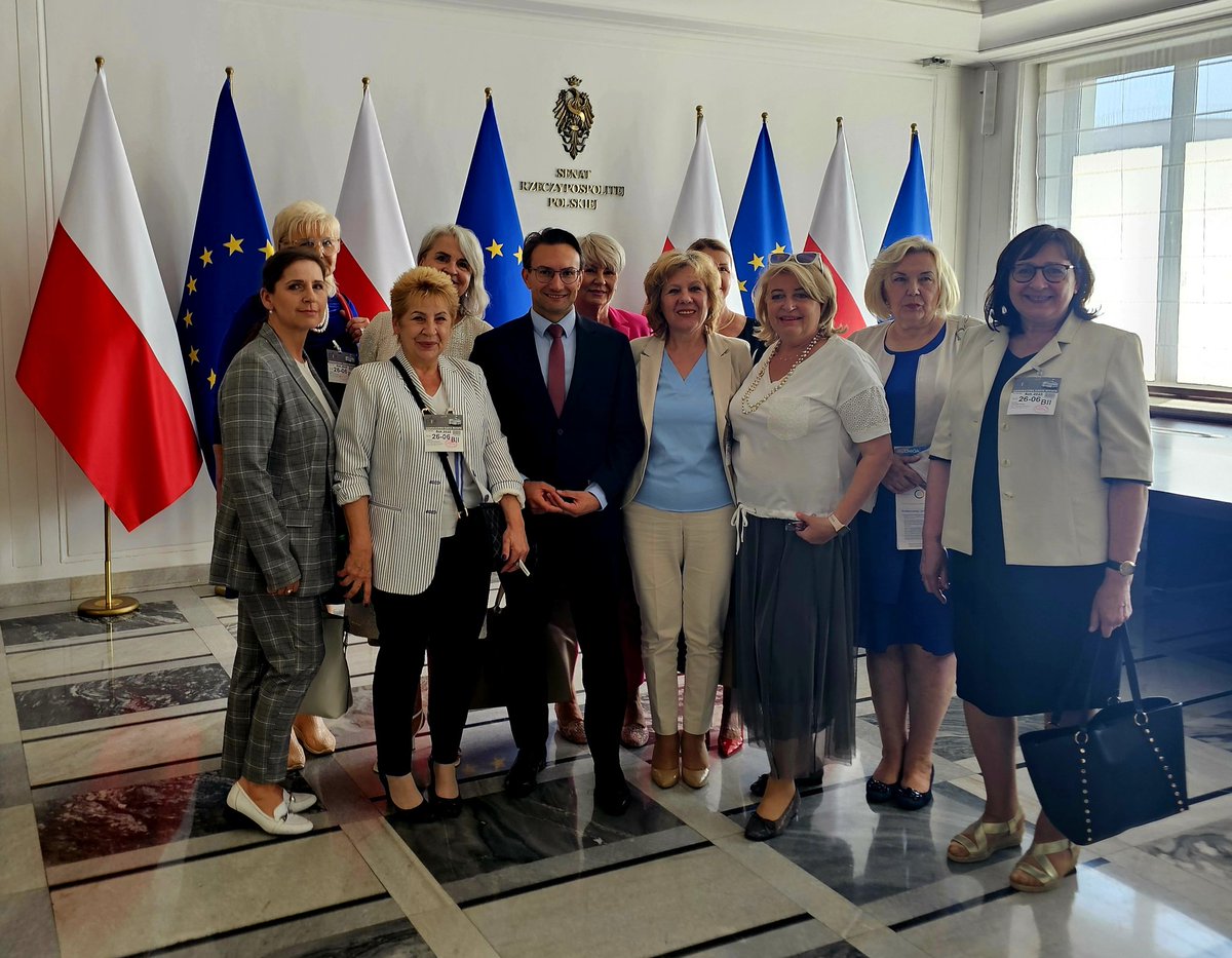 TLewandowskiPoz's tweet image. Spółdzielczość mieszkaniowa ma też taką twarz 🙂 Wspaniałe, mądre kobiety zarządzające dziś spółdzielniami to ważne dla mnie źródło inspiracji przy projektowanych zmianach. Dzisiaj przy okazji konferencji w @PolskiSenat poświęconej spółdzielczości była okazja do ciekawych rozmów.