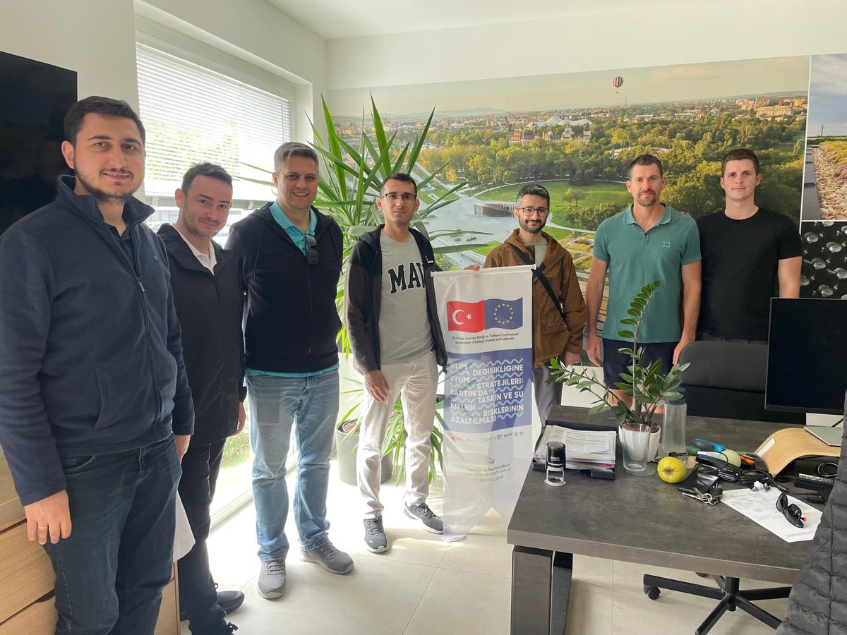 baru_birus's tweet photo. Bartın Üniversitesinin (BARÜ) yürütücülüğündeki BİRUS Projesi kapsamında, Macaristan’ın başkenti Budapeşte’de Avrupa’nın öncü yeşil çatı uygulamaları yerinde gözlemlendi.

@baruedutr @ipacevre

🔗 https://t.co/xjG6tiFk6H https://t.co/qa9iStyQFE