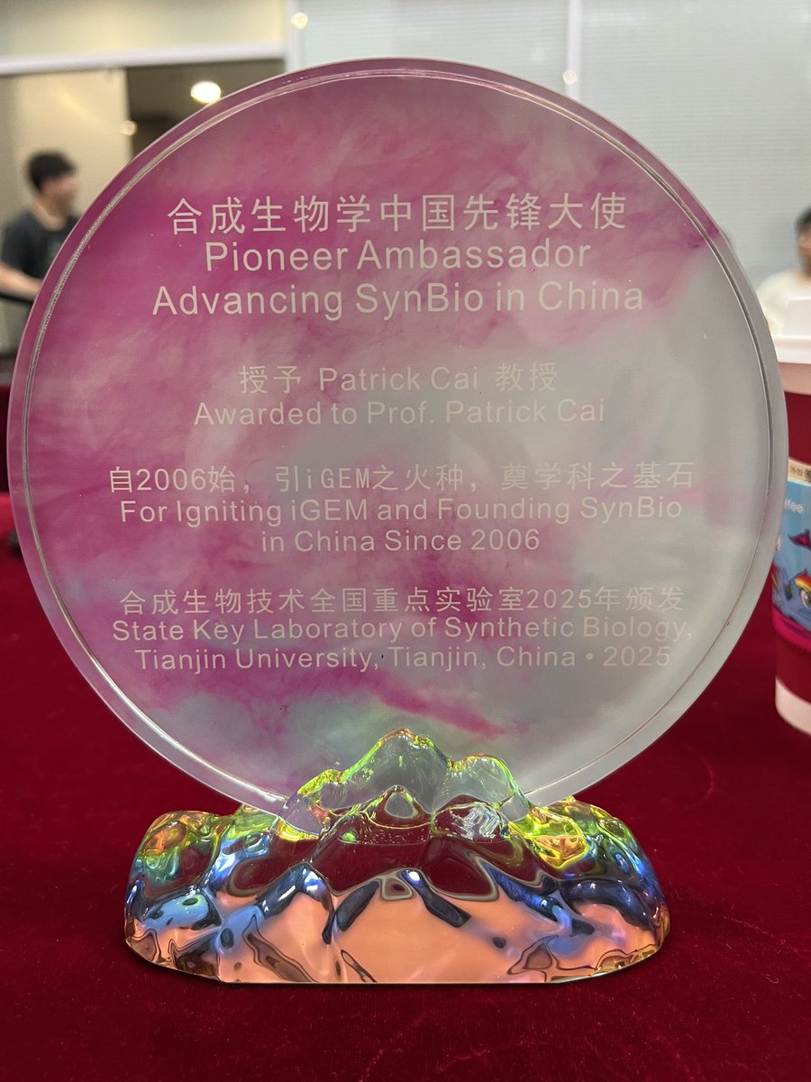 caiyizhi's tweet image. Such a great honor to be awarded a 20-year pioneering ambassador award today for introducing iGEM and founding synthetic biology in China, along side with my good friend John Cumbers