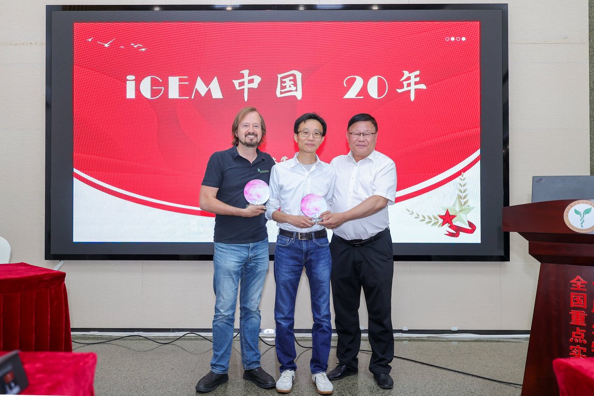 caiyizhi's tweet image. Such a great honor to be awarded a 20-year pioneering ambassador award today for introducing iGEM and founding synthetic biology in China, along side with my good friend John Cumbers