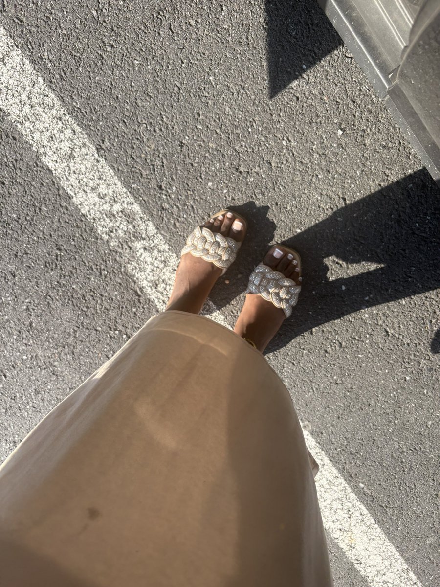 BigFeetMyTreat's tweet photo. Fresh pedicure and sparklesโฆ now all thatโs missing is your attention ๐โจ ๐ #ToeTemptation #bigfeet https://t.co/VbzEwlpsab