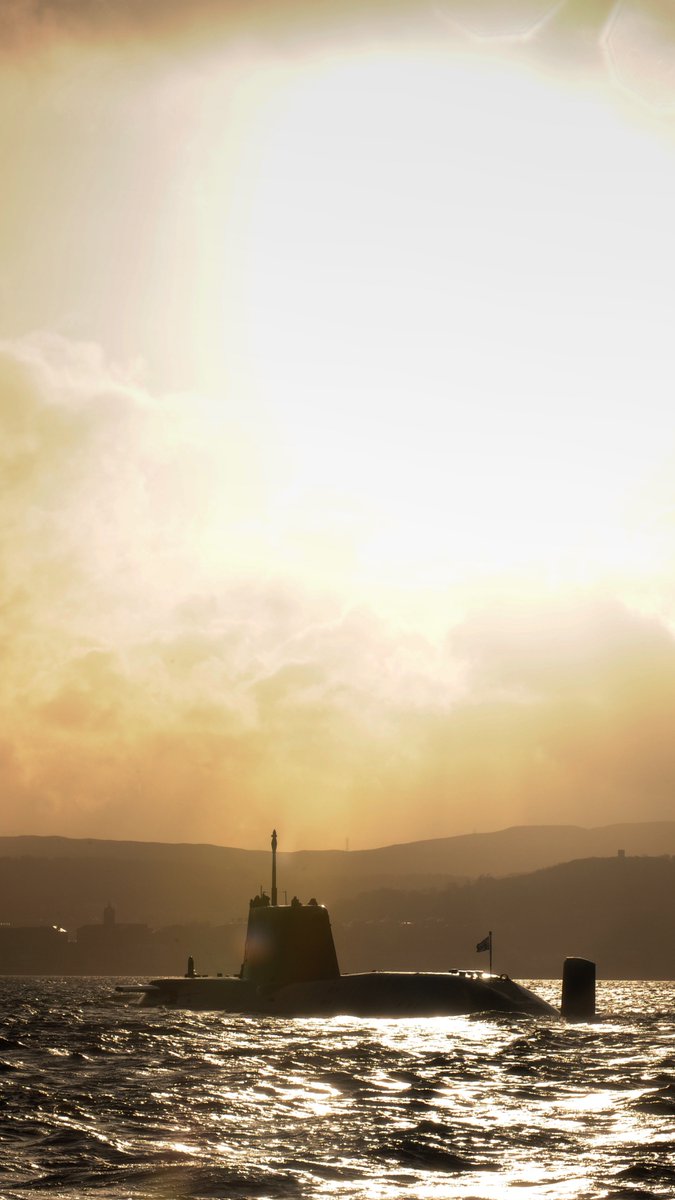 SDA_mod's tweet image. HMS Astute sailing up the Clyde estuary into Faslane, for the first time in 2009.
#ThrowbackThursday