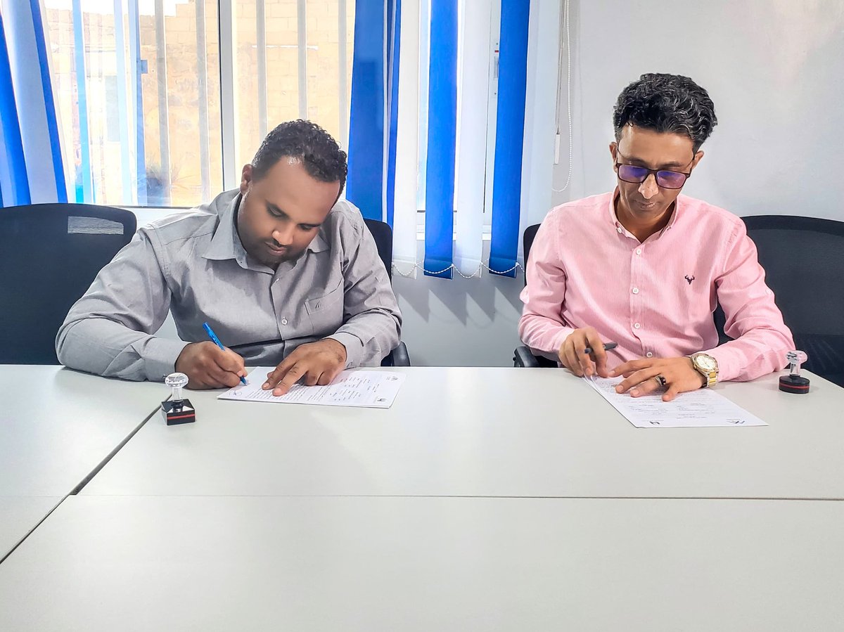 msharef3's tweet image. وقع المدير التنفيذي لمركز "فري ميديا" للصحافة الاستقصائية الصحفي وجدي السالمي، ورئيس مؤسسة "بيت الصحافة" الصحفي محمد الحريبي، اليوم الخميس في تعز، اتفاقية شراكة استراتيجية تهدف إلى تعزيز الصحافة المهنية ودعم البيئة الإعلامية الحرة في اليمن.