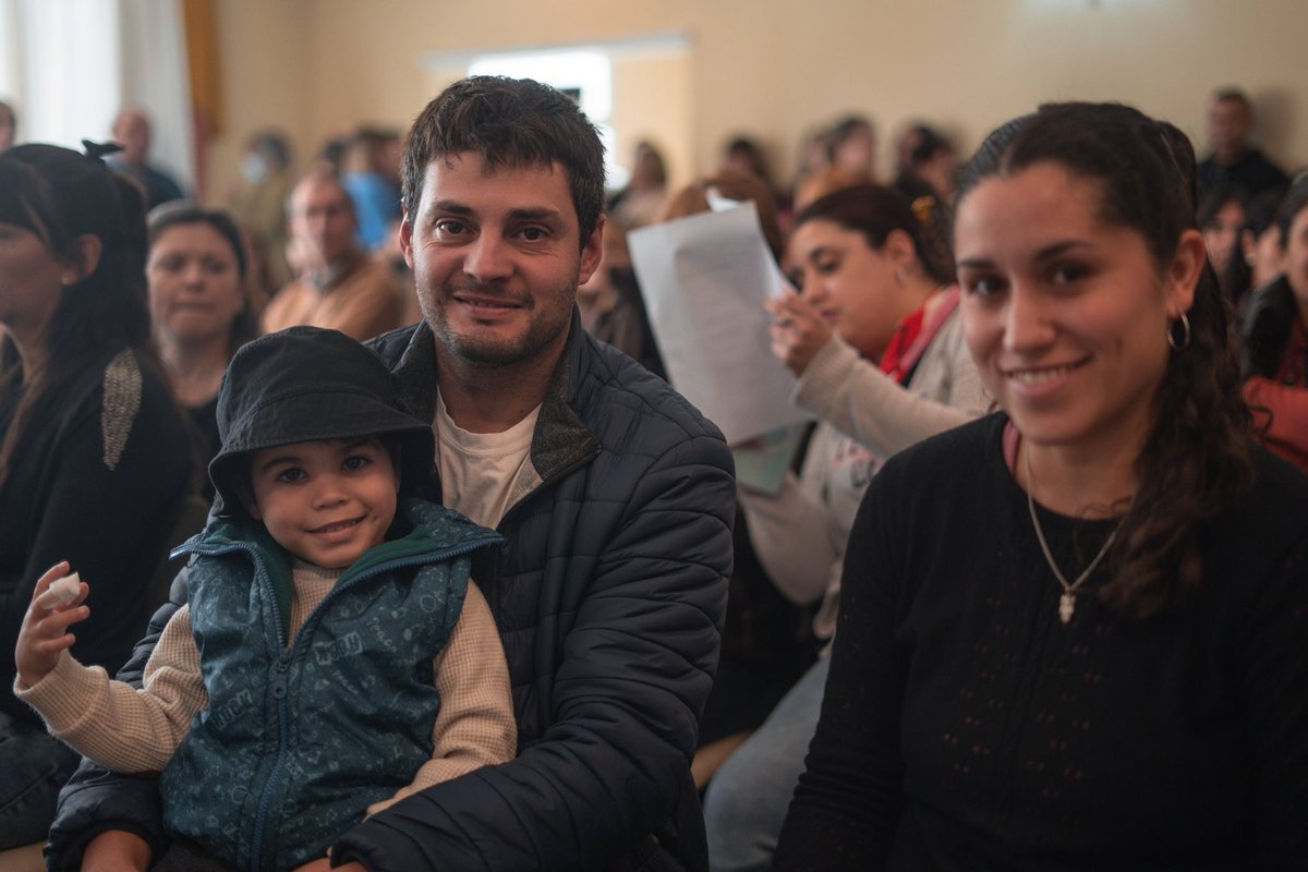 magariovero's tweet image. Las políticas habitacionales que impulsamos en la Provincia son un compromiso con la justicia social y la igualdad de oportunidades. En #Lobería y en #CoronelDorrego, 78 familias vivieron un momento inolvidable: el sorteo que las acerca al sueño de la casa propia.