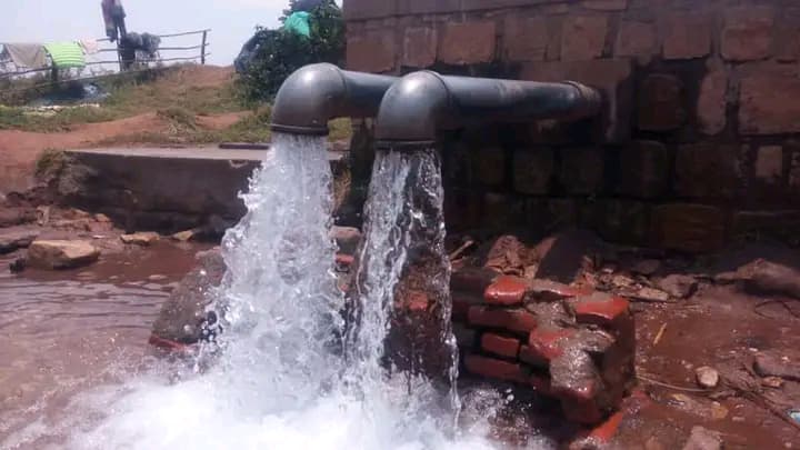 🚰 Soulagement pour les habitants de la colline Nyabikenke, commune Nyamurenza en @NgoziProvince, qui bénéficient enfin d’eau potable  

🏗 Les travaux de construction de la fontaine publique servant la localité ont déjà été réalisés à 60%, et l'implantation de trois réservoirs