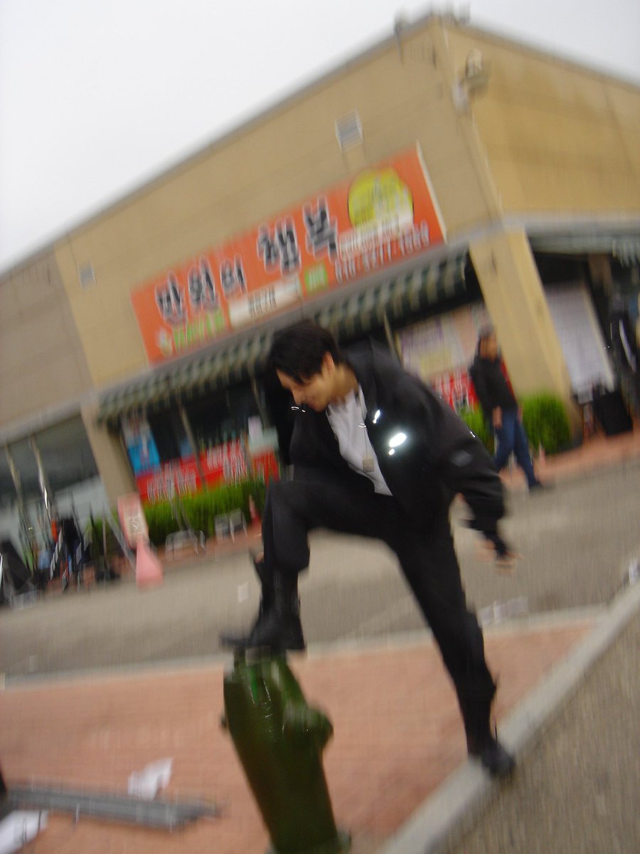 [ #제이크’s Post ] 250627

#JAKE: 🖤
(Happiness with 10,000 won*)

[*T/N: It is the name of the shop behind him in the second picture 😆]

<a href="/ENHYPEN_members/">ENHYPEN</a> <a href="/ENHYPEN/">ENHYPEN OFFICIAL</a> #ENHYPEN #엔하이픈